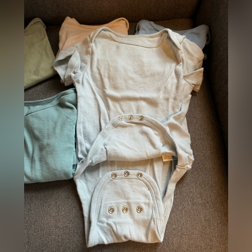 8 onesie bundle - Picture 4 of 4